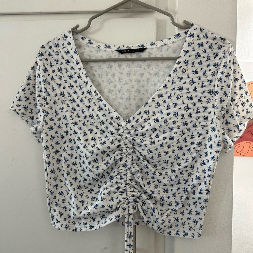 Cinchable floral top